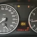 Желтый руль на приборной панели